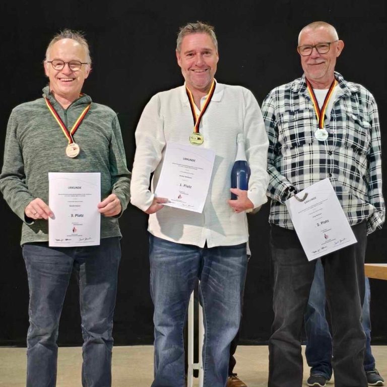 Gruppe junger Tischtennisspieler in blauen Т-Shirts vor einem Vereinshaus.